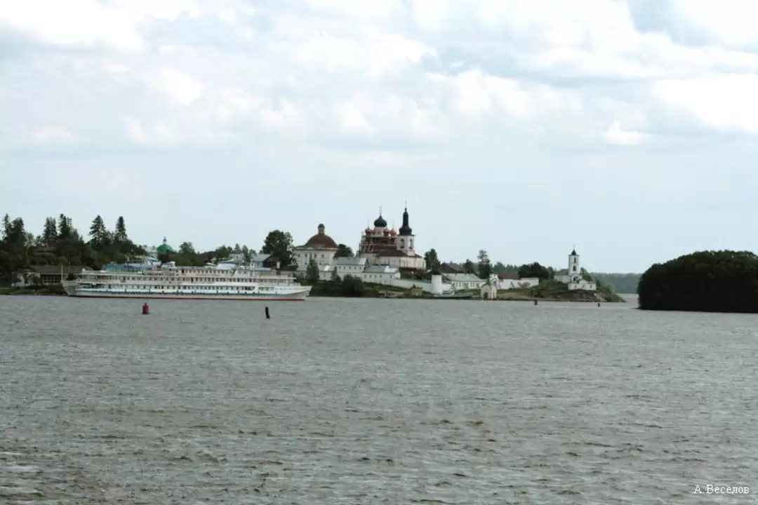 Трёхпалубные теплоходы в Горицах