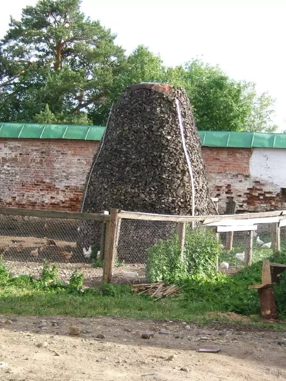 Кладка дров на территории монастыря