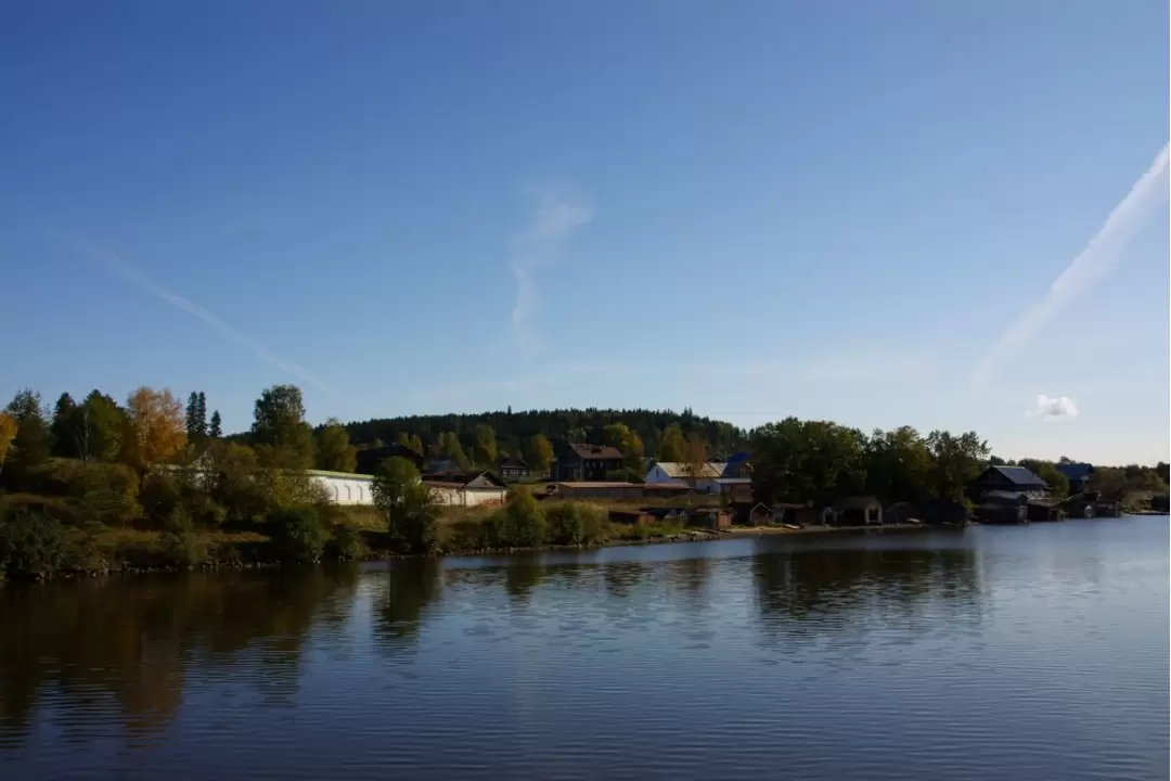 Гора Маура, вид с реки Шексна