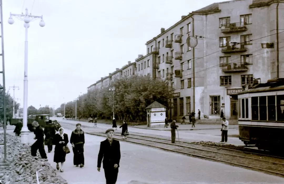Иваново, тротуар и улица с трамваем, около 1962 г.
