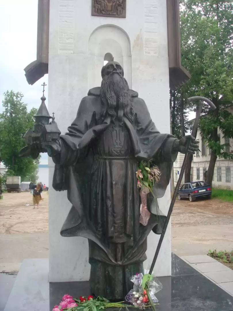 Калязин. Улица Московская, памятник преподобному Макарию