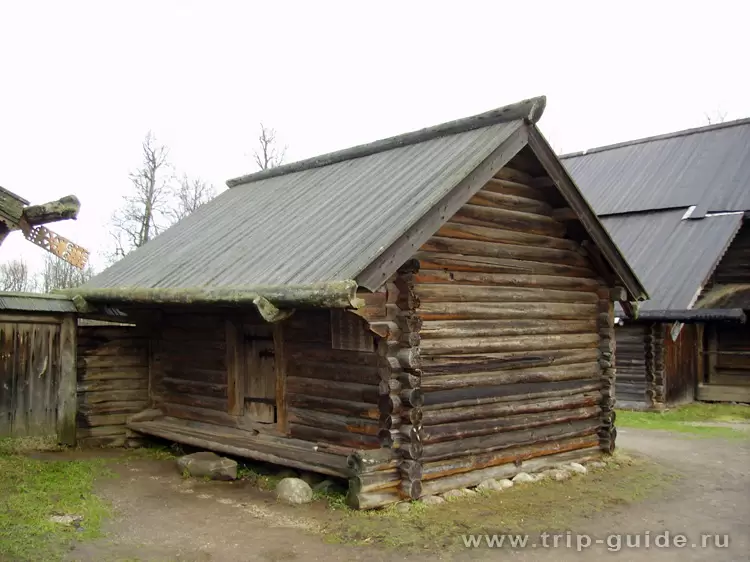 Амбар Алексеевой из деревни Хвощник Боровичского района