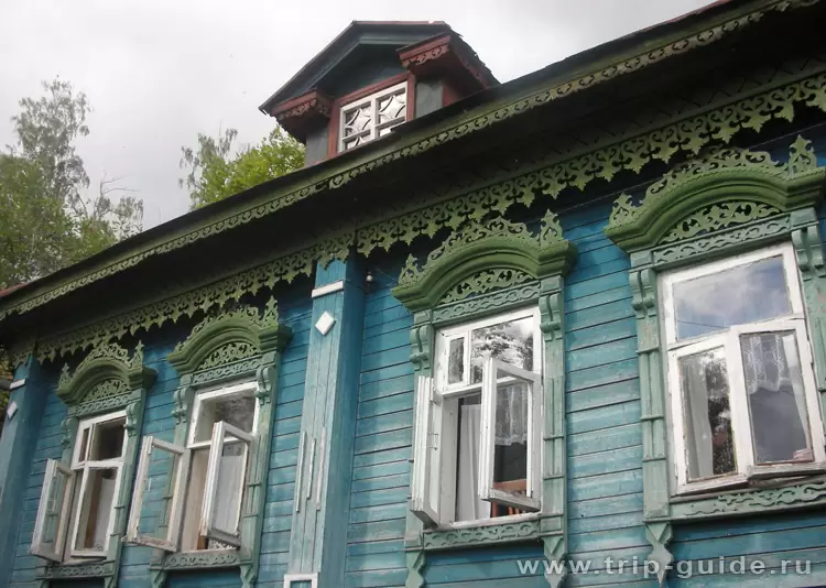 Деревянный дом с наличниками в Плёсе