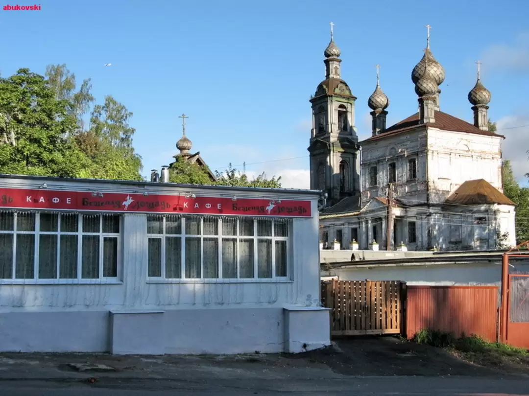 Воскресенская церковь и кафе