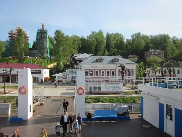 Вид на пристань и город с теплохода