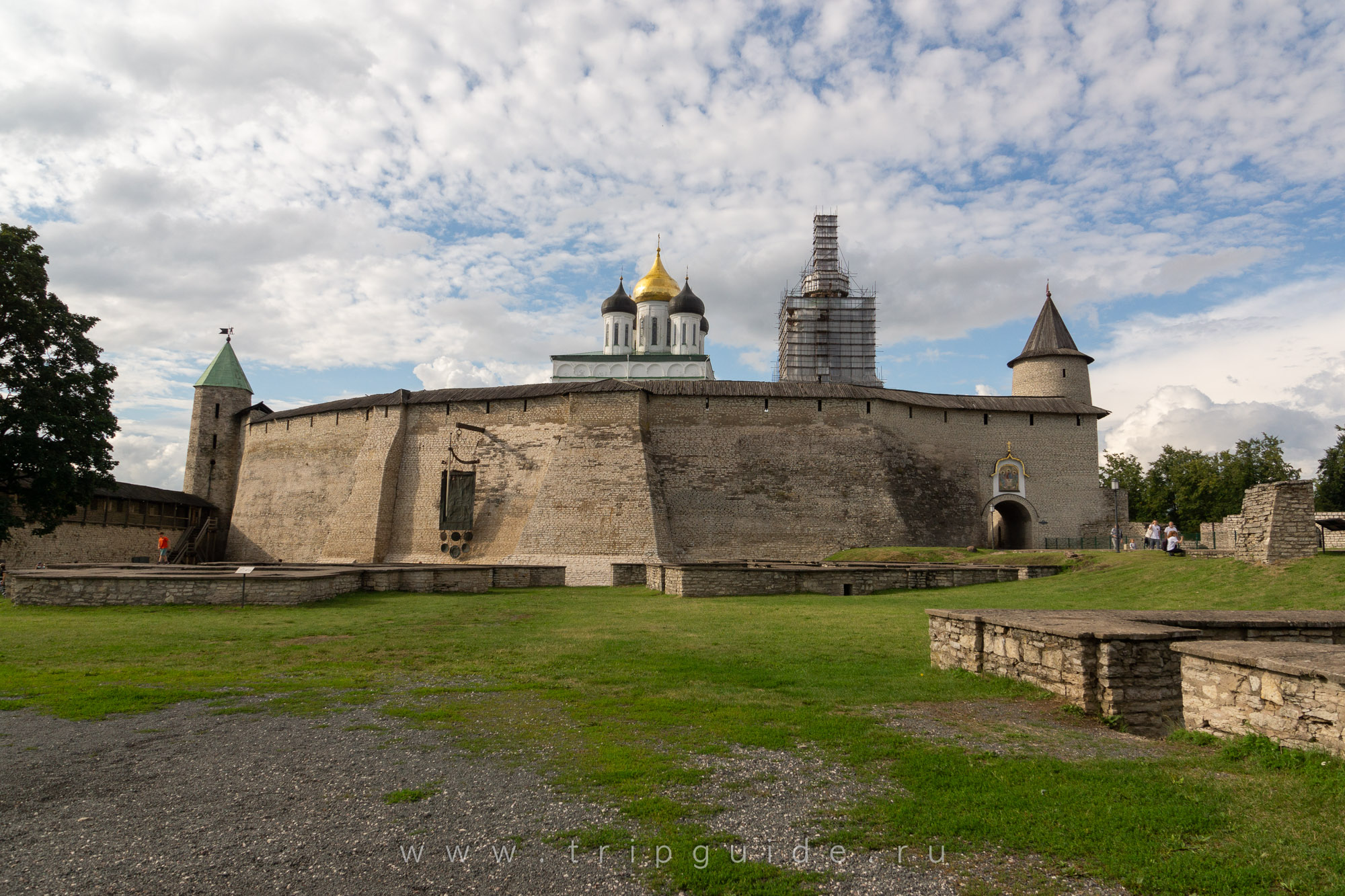 Стена крома в Пскове