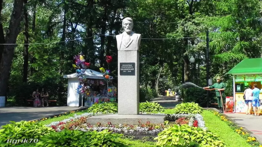 Пенза, бюст В.Г. Белинского у входа в городской парк