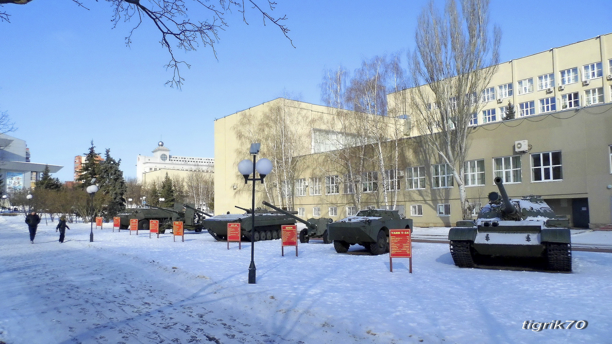 Пенза, выставка образцов Советской военной техники на площади Маршала Жукова