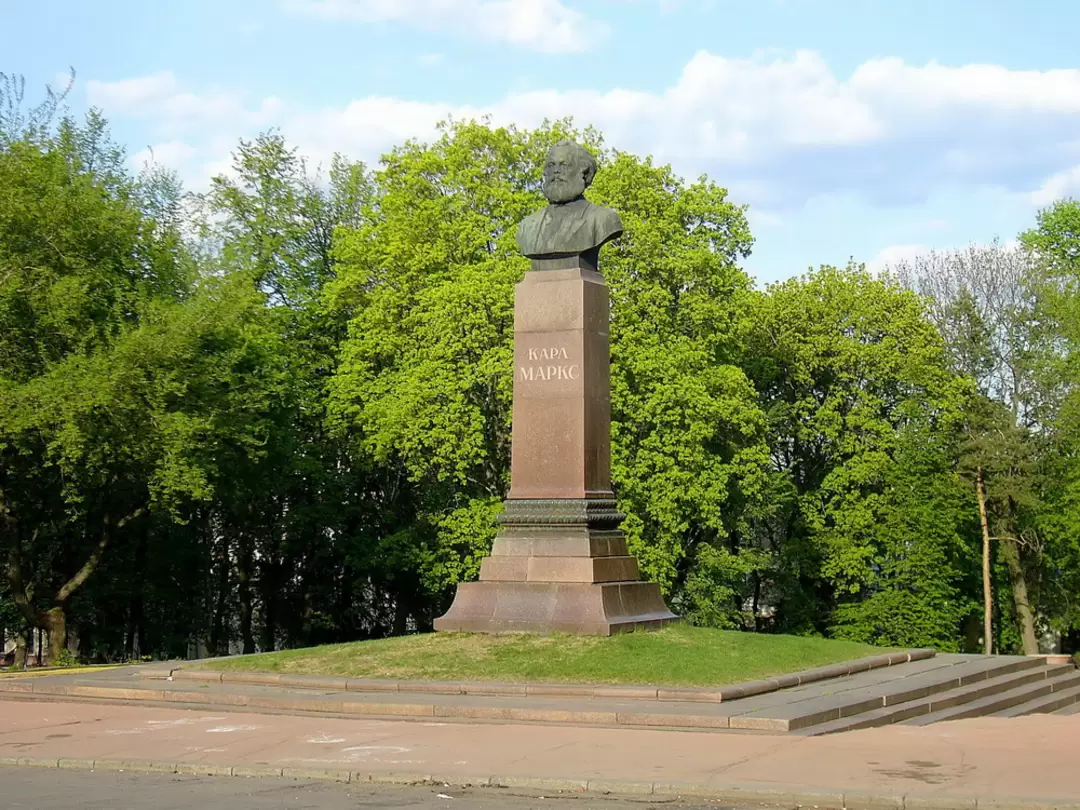 Памятник Карлу Марксу на Советской площади в Пензе