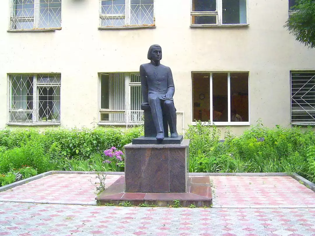 Пенза, памятник Белинскому у главного корпуса Педагогического университета