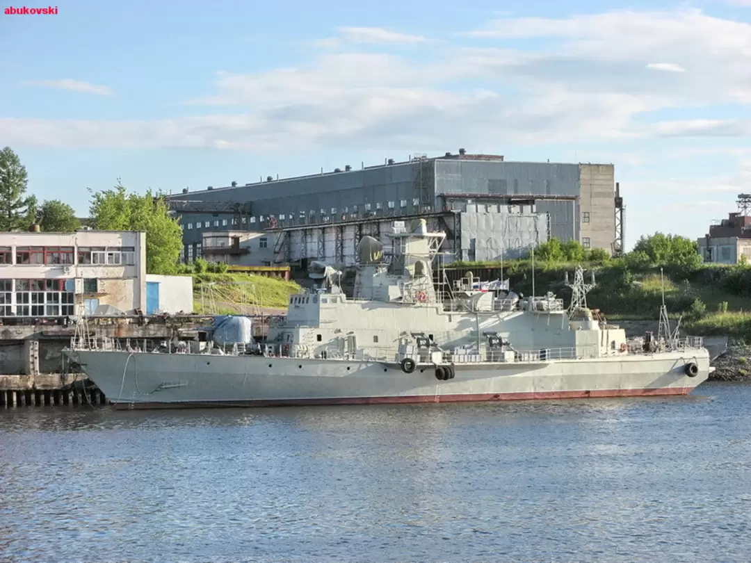 Военный корабль у причала