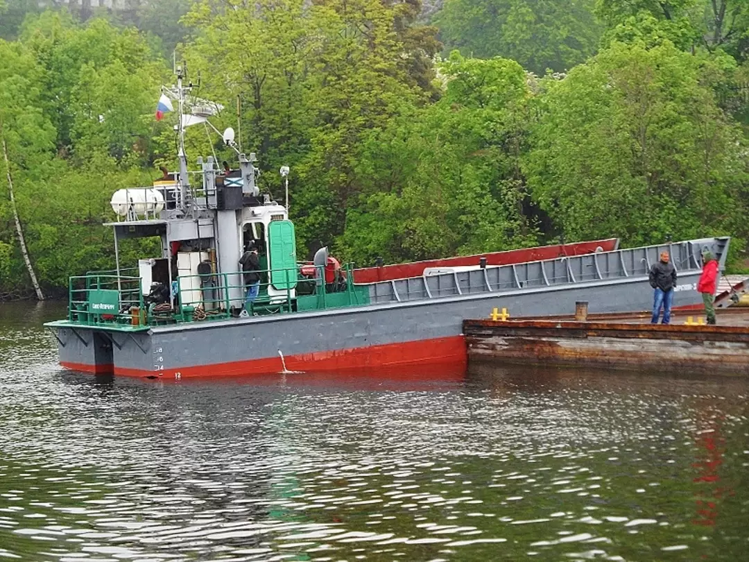 Монастырский сухогруз «Монастырский-3», бывший десантный катер ВМФ РФ