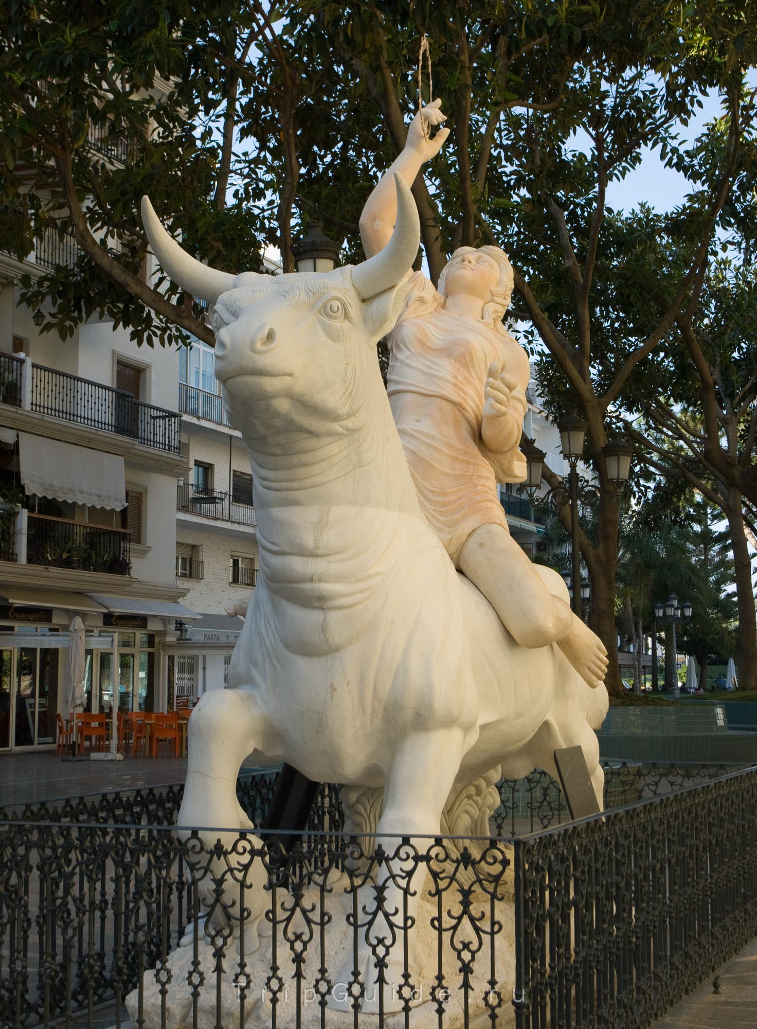 Памятник Европе на площади объединенной Европы (Plaza Union Europea)