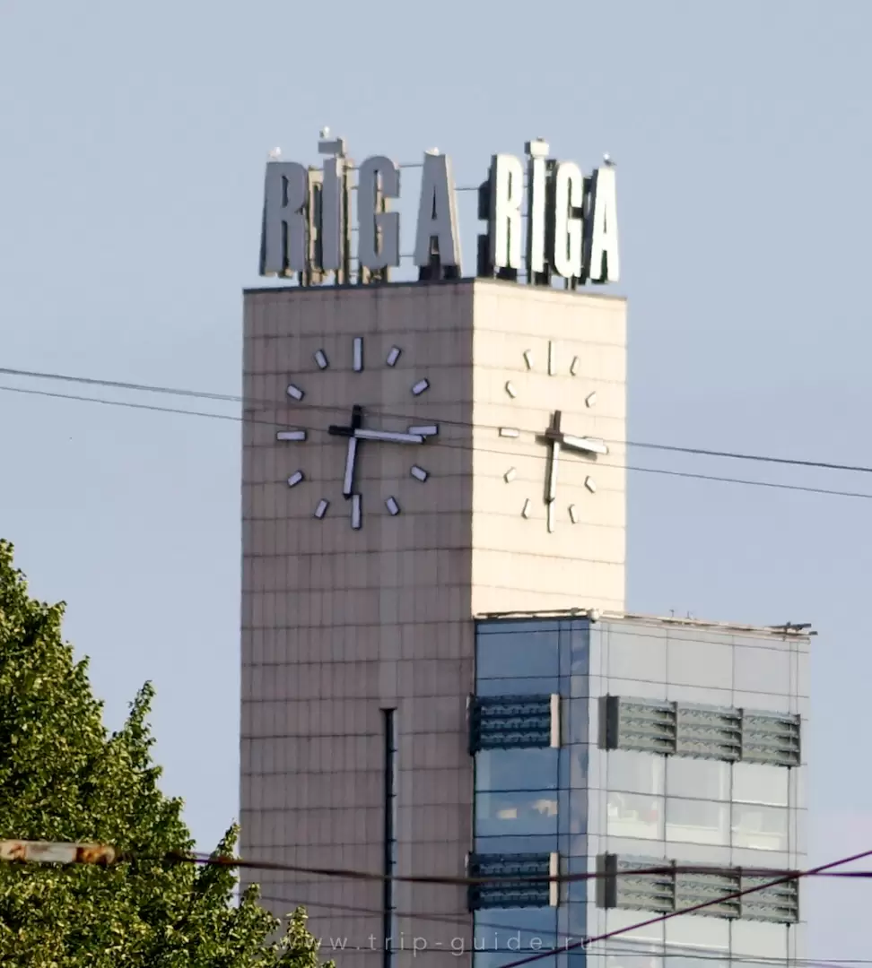 Часы на башне железнодорожного вокзала