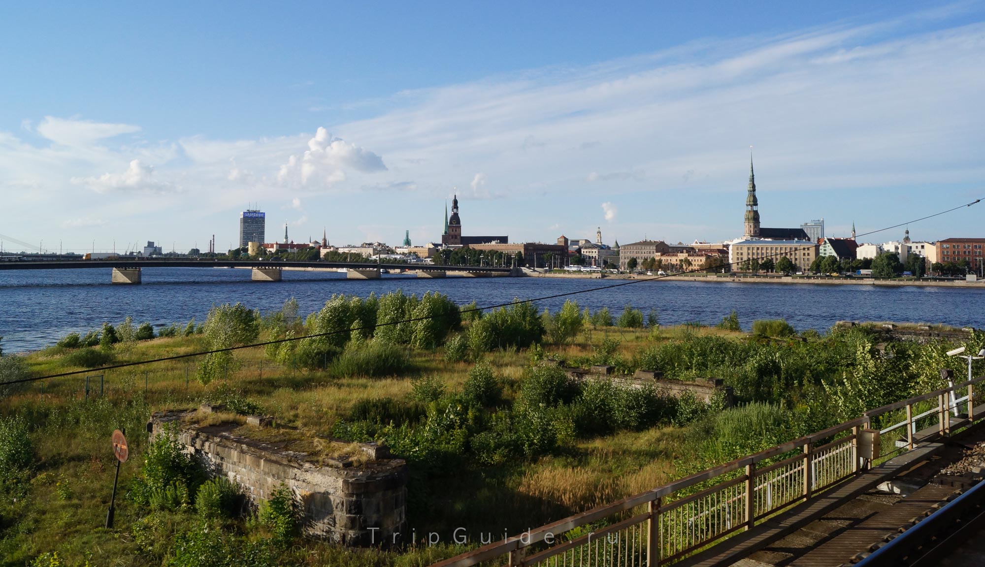 Вид на Старый город с ж/д моста через Даугаву