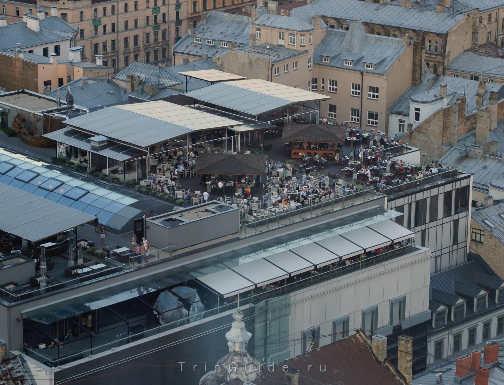 Кафе на крыше торгового центра Galleria Riga
