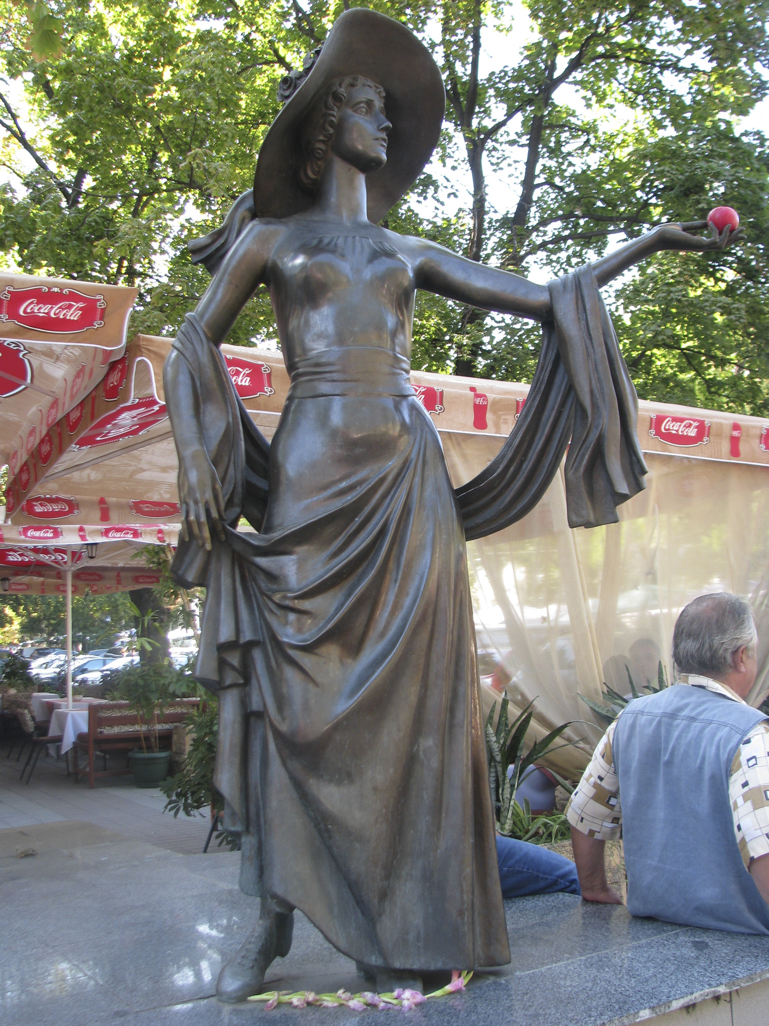 памятник актриссе Вере Холодной (ул. Преображенская, Одесса, лето 2013))