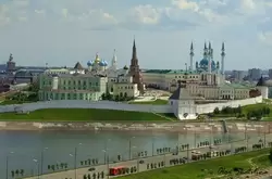 Казанский кремль, вид с Кремлёвской дамбы в солнечную погоду Казанский кремль, вид с Кремлёвской дамбы в солнечную погоду