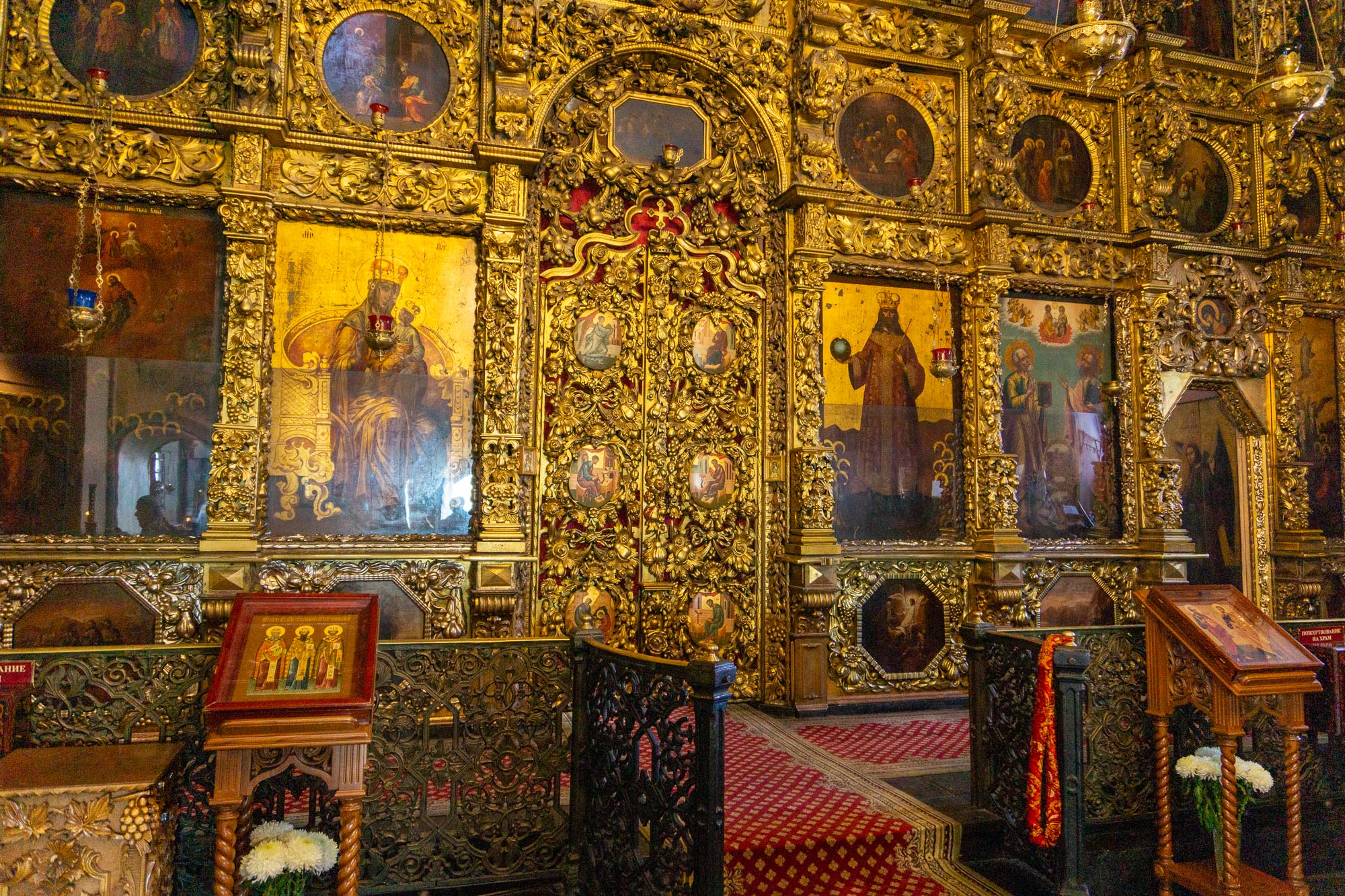 Царские врата в технике сквозной резьбы в Петропавловском соборе