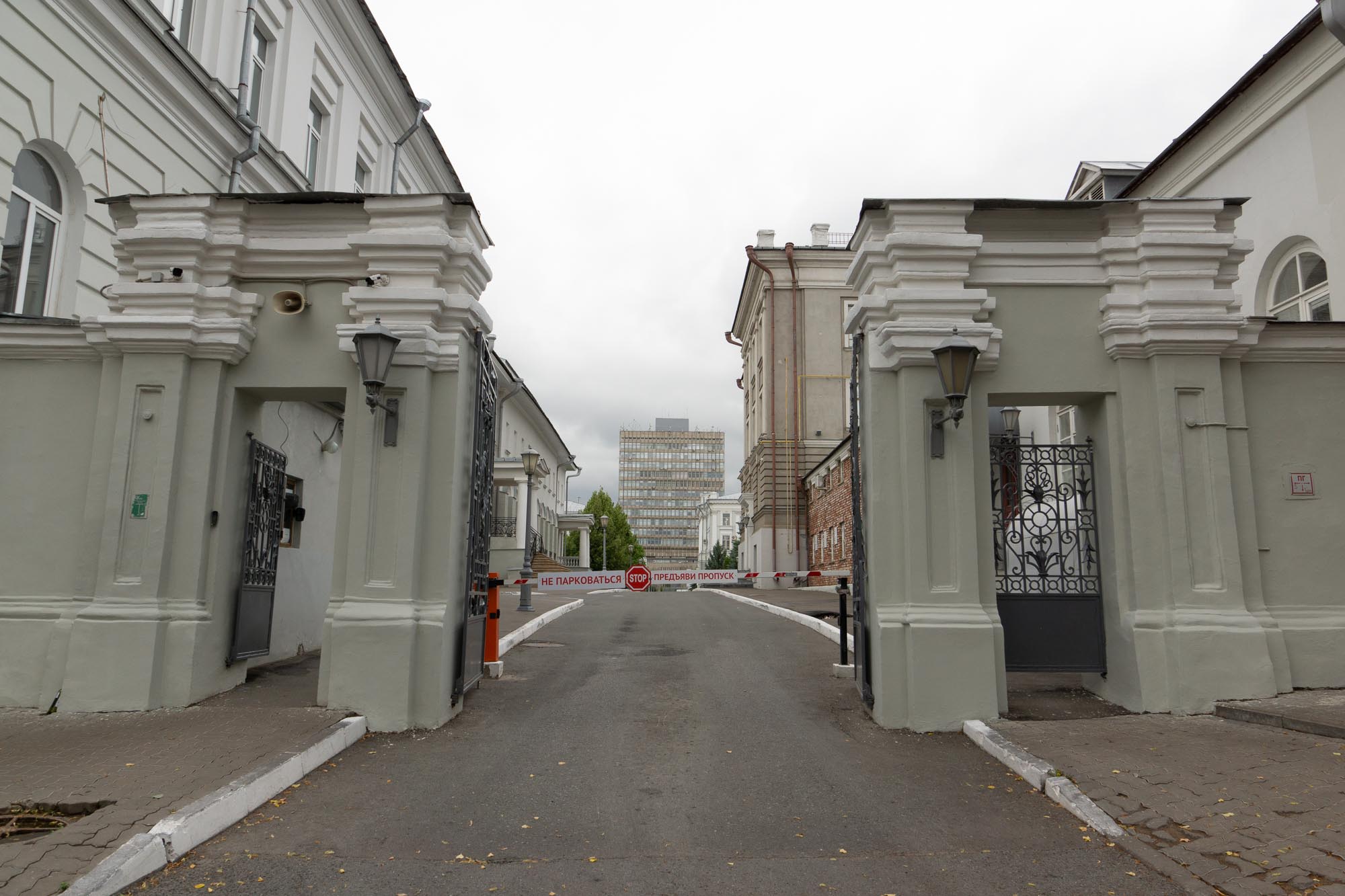 Вход со стороны Университетской улицы открыт по рабочим и выходным дням