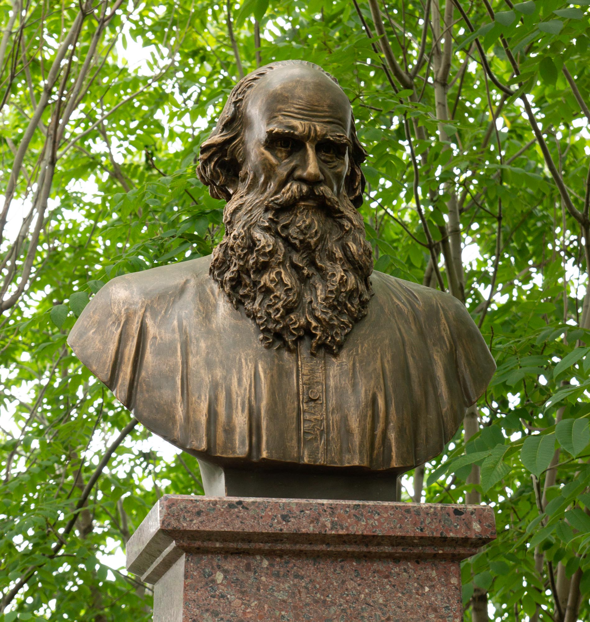 Памятник Льву Толстому в Казани