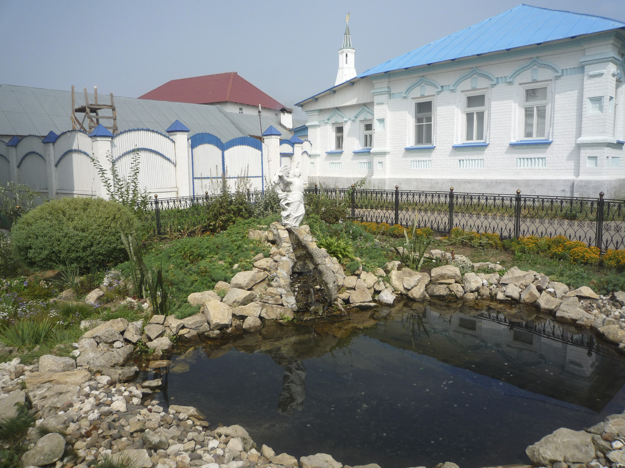 Пруд у дома наместника
