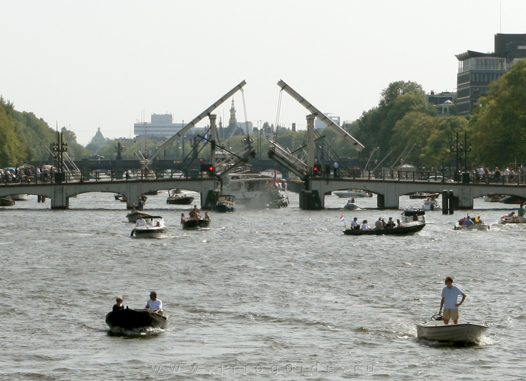 Тощий мост разводится