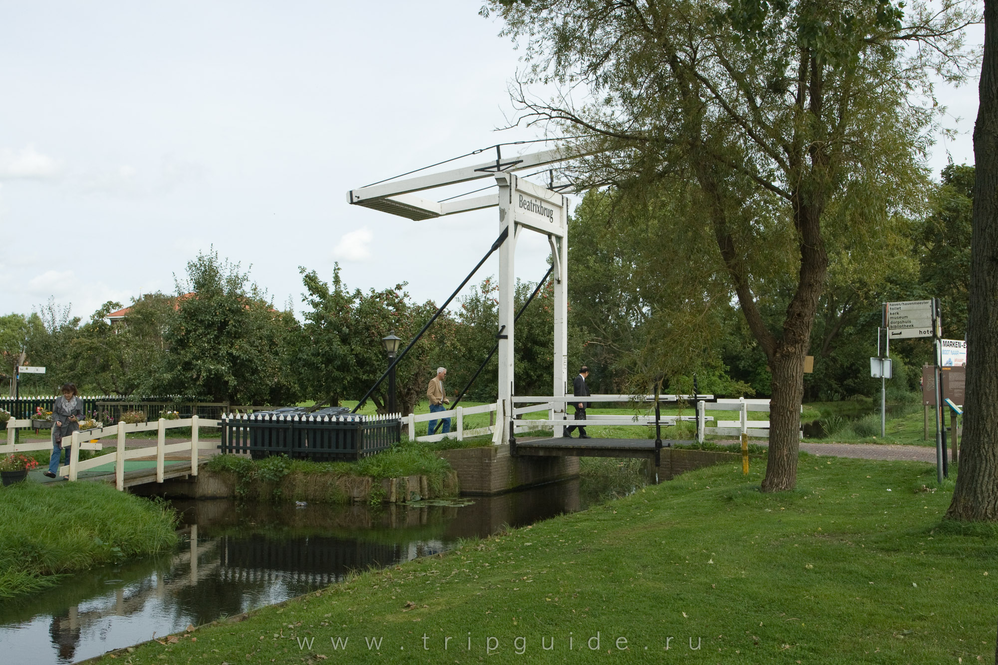 Beatrixbrug в городке Маркен