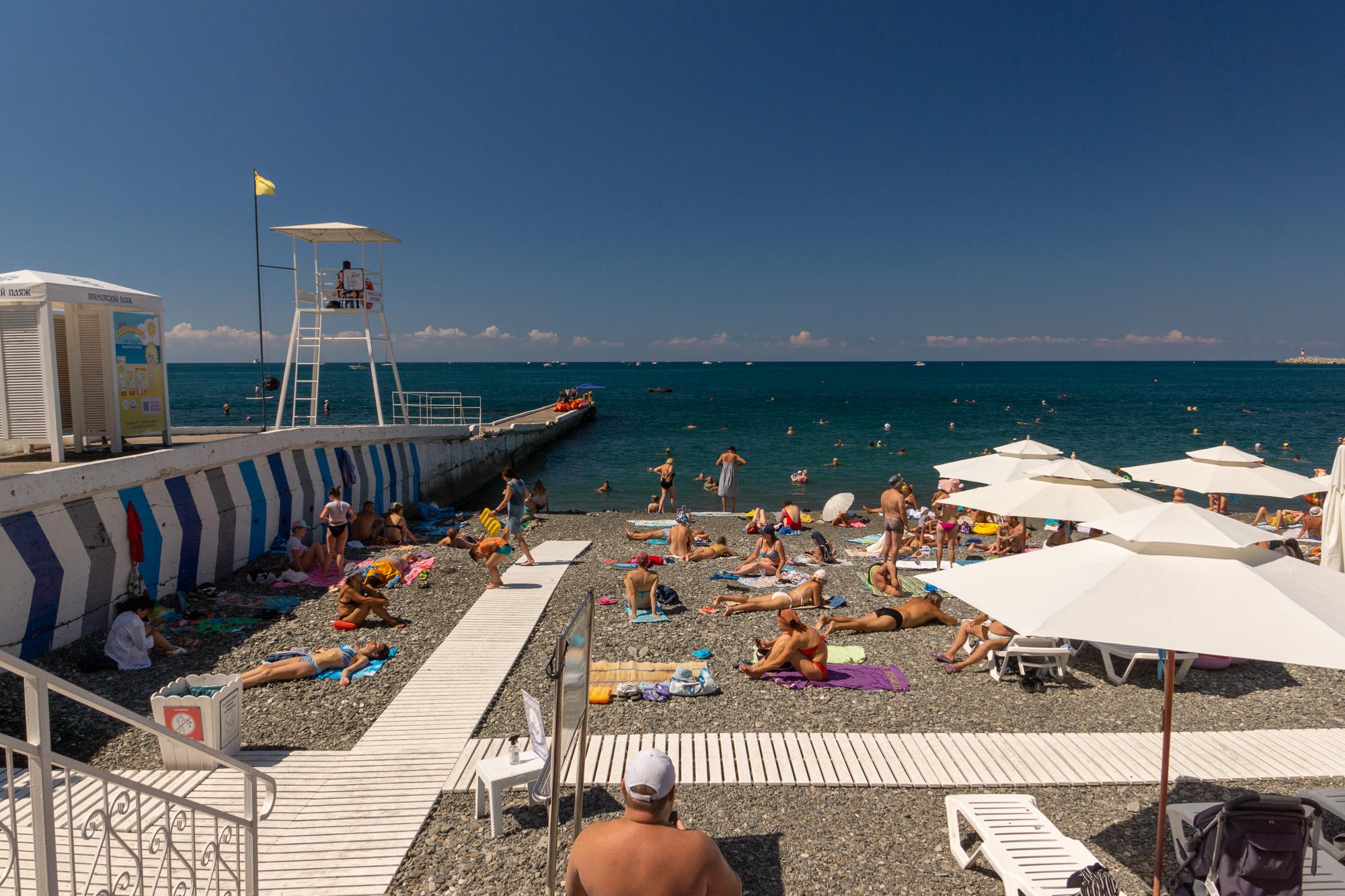 Пляж «Приморский» в районе ресторана «Sea Zone» в Сочи