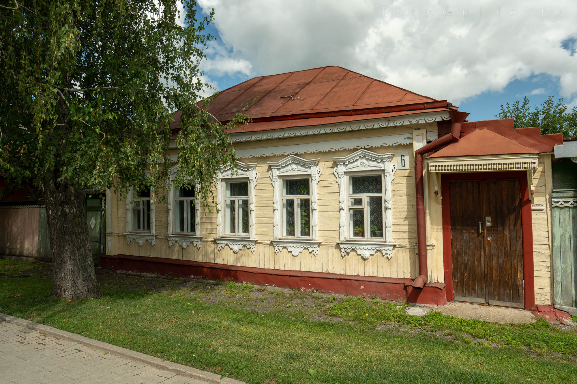 Деревянный жилой дом с красивыми наличниками в Коломне