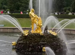 Фонтан «Самсон» в Петергофе, Санкт-Петербург Фонтан «Самсон» в Петергофе, Санкт-Петербург