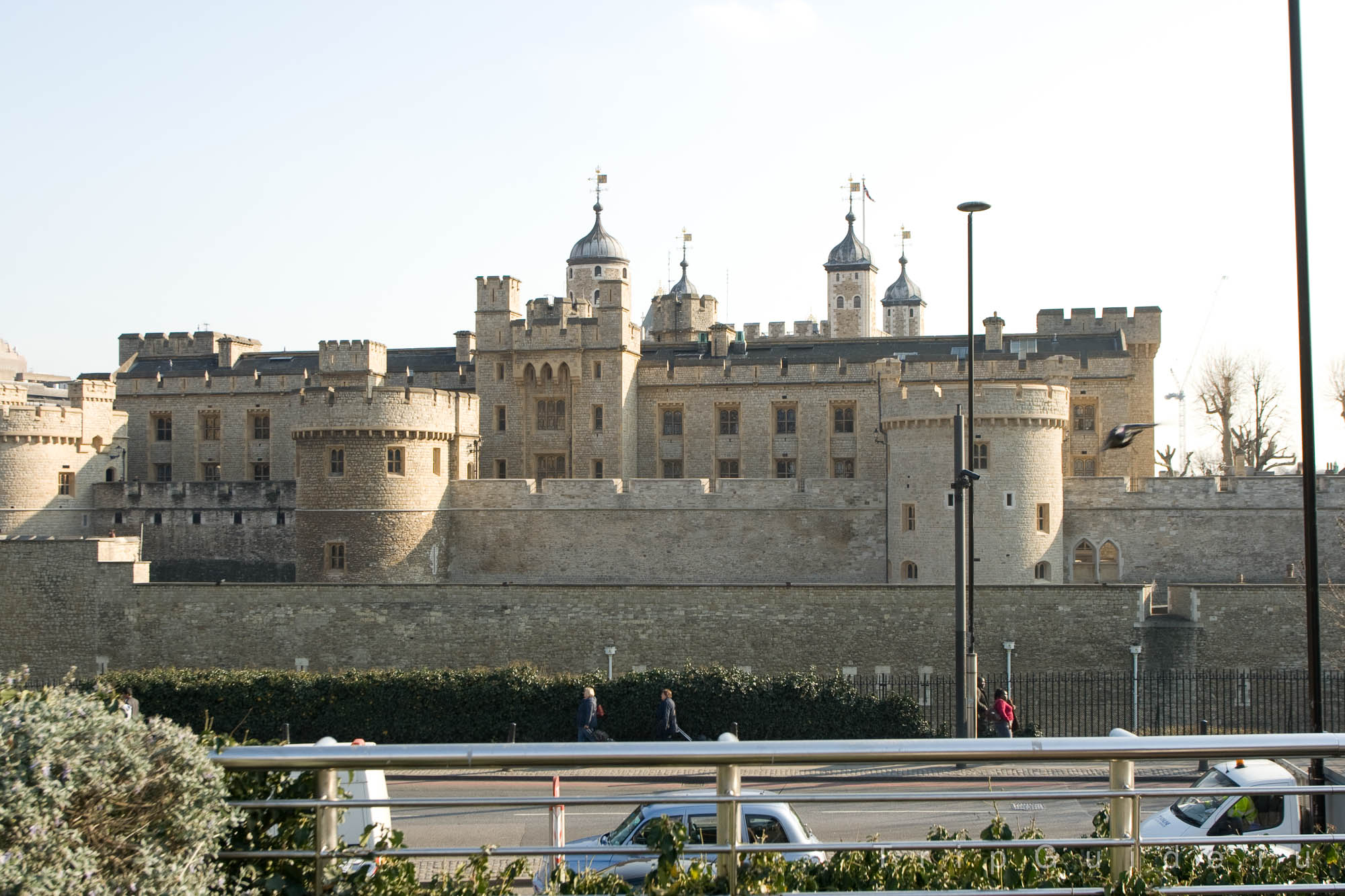 Вид на крепость от метро Tower Hill