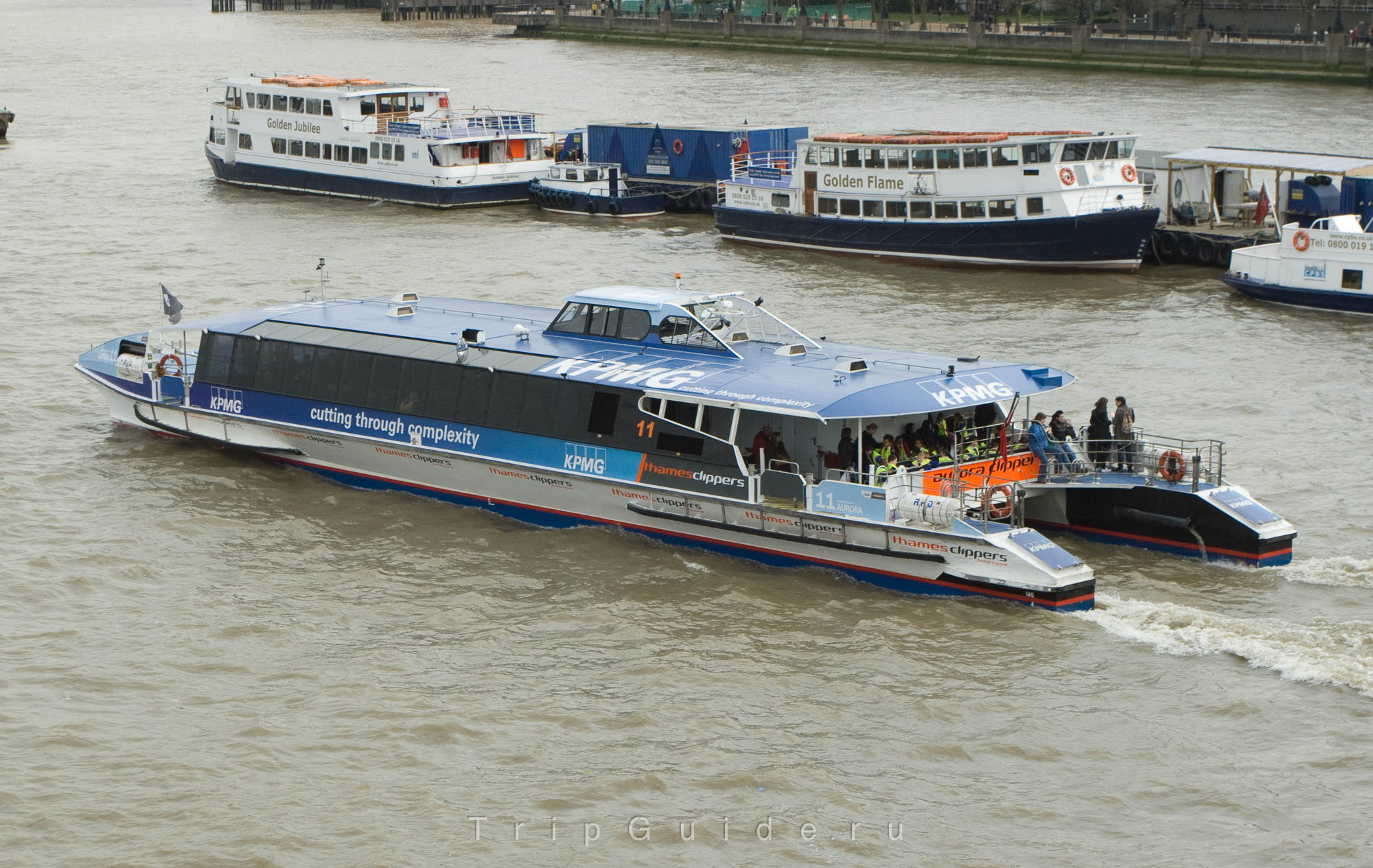 Прогулочный катамаран компании Thames Clippers