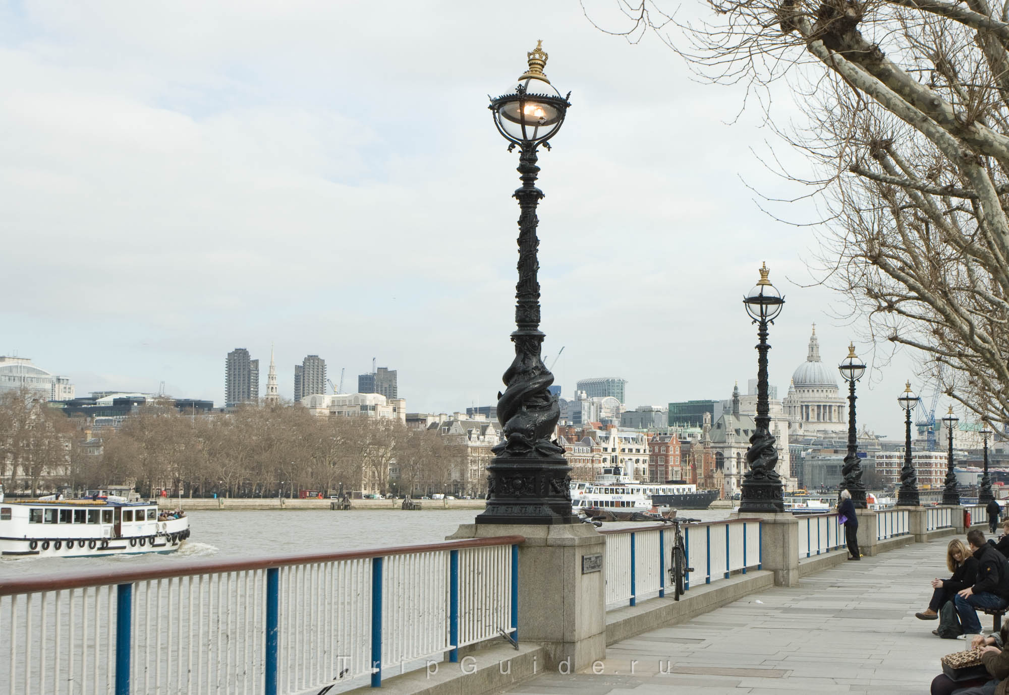 South bank — прогулочная зона на Южном берегу Темзы