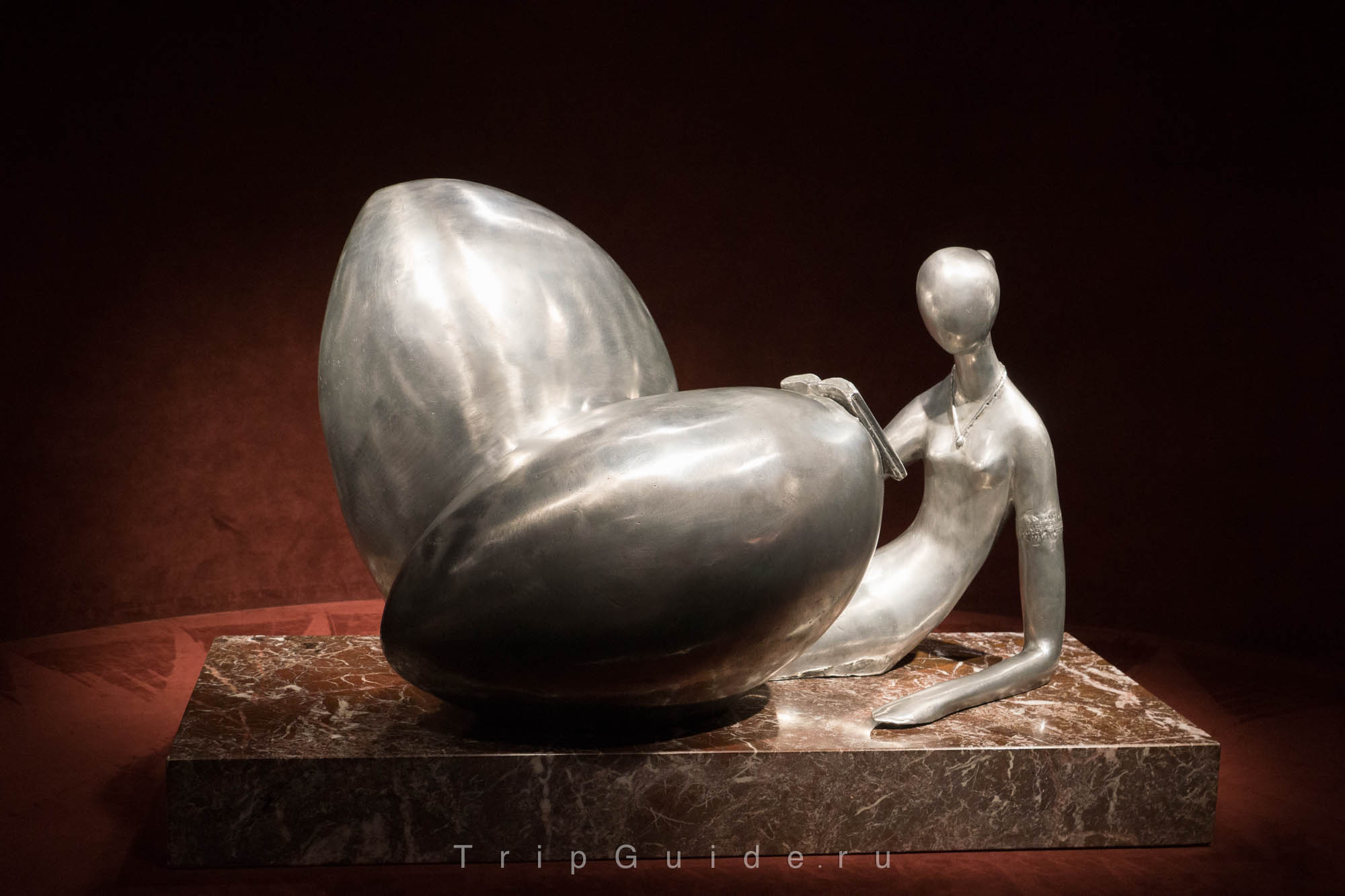 Вот такие женщины с яйцами украшают 7 палубу. Место называется Art Gallery