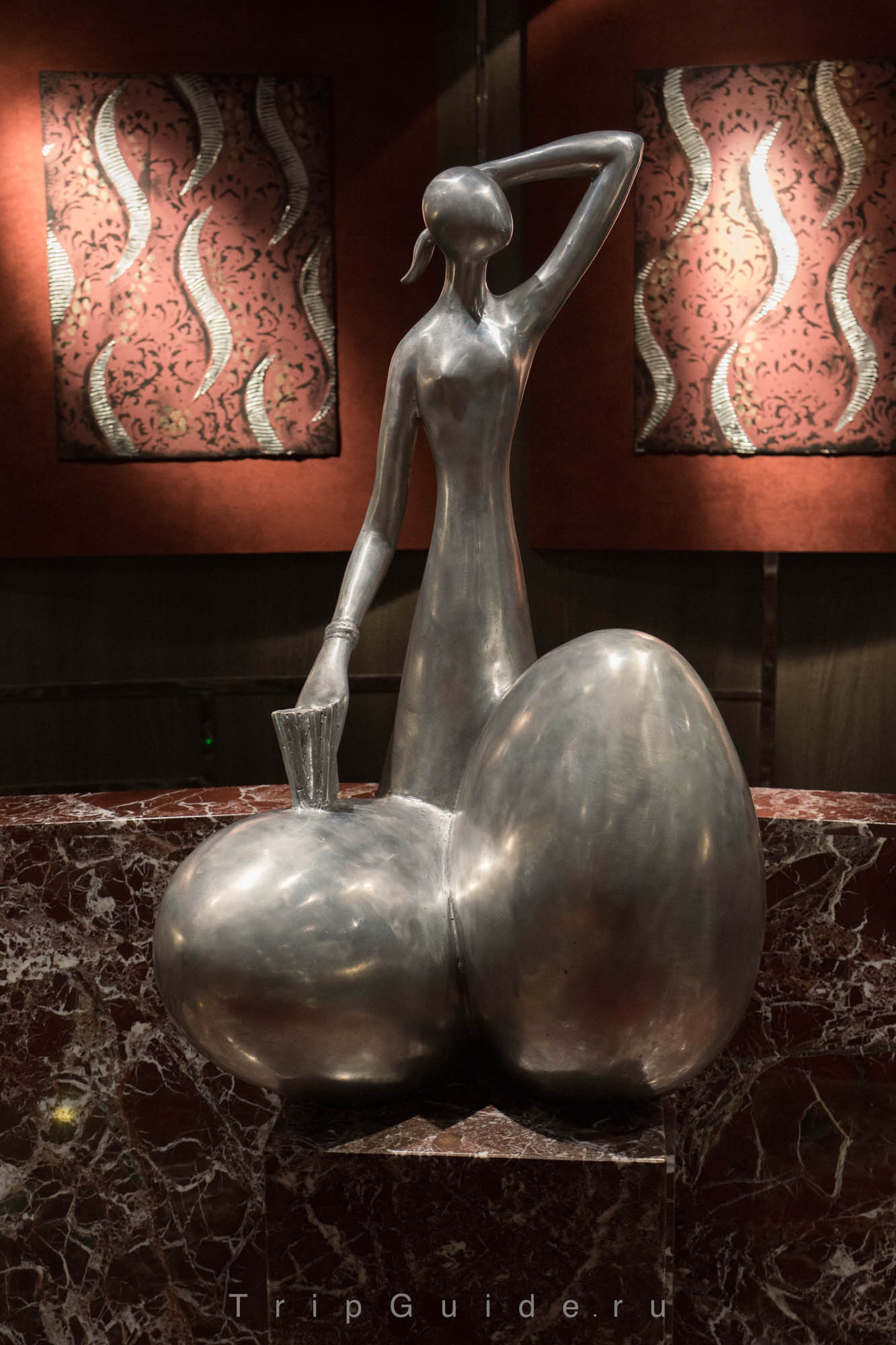 Вот такие женщины с яйцами украшают 7 палубу. Место называется Art Gallery