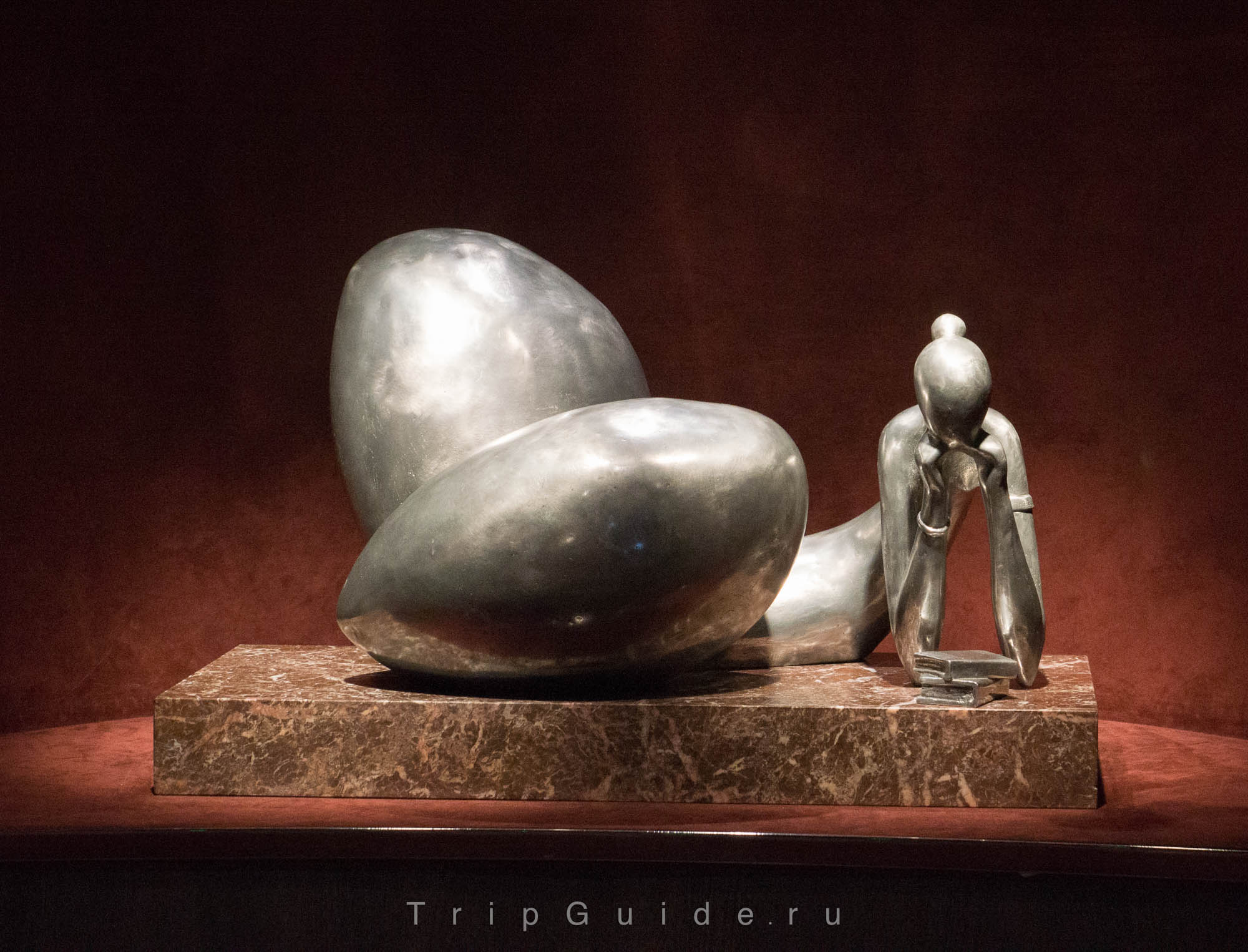 Вот такие женщины с яйцами украшают 7 палубу. Место называется Art Gallery