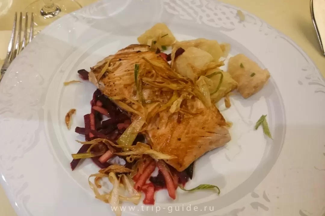 Salmon fillet sauteed in butter / Филе лосося, обжареное в масле / Golden Lobster 4-й вечер