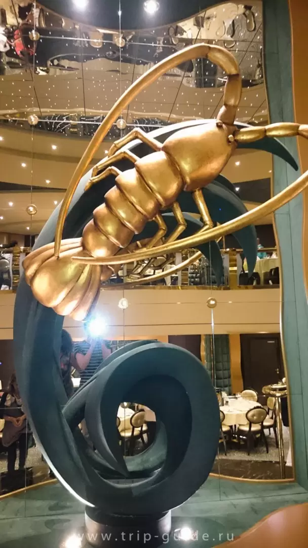 Главный лобстер в ресторане Golden Lobster