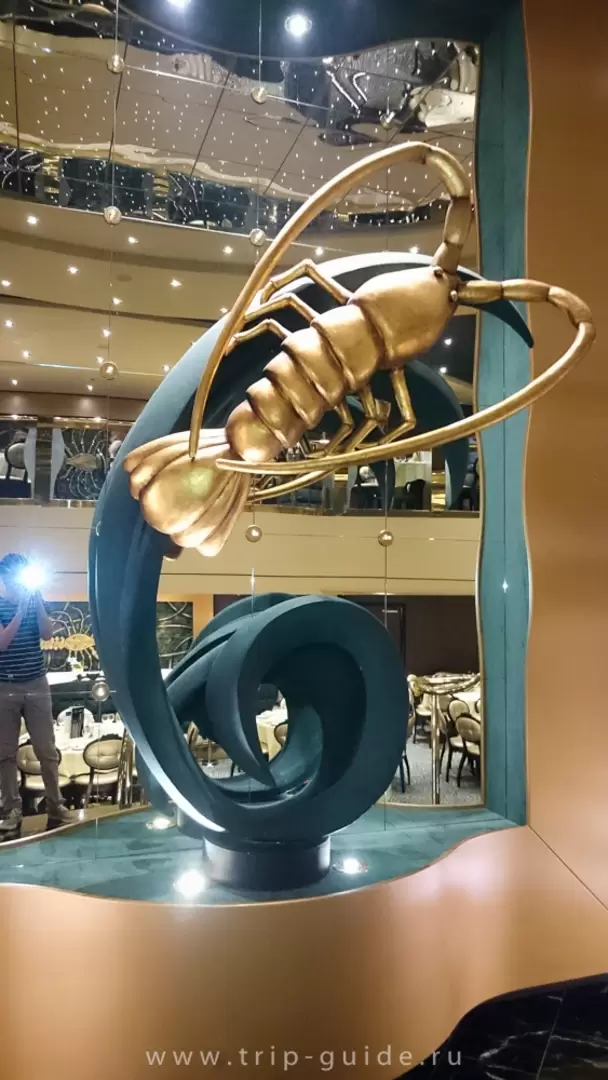 Главный лобстер в ресторане Golden Lobster
