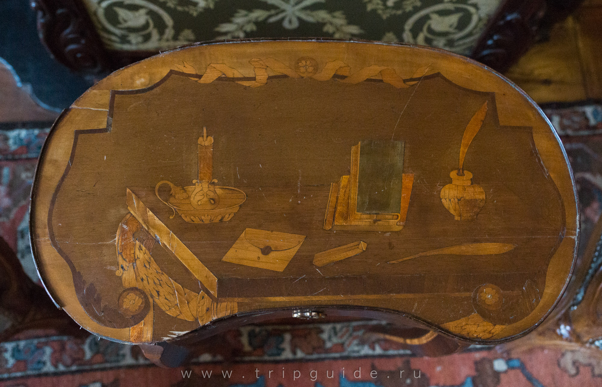 Комод с инкрустированной поверхностью, около 1790. Французские комоды обычно имели мраморную поверхность, этот, вероятно, произведен в Германии