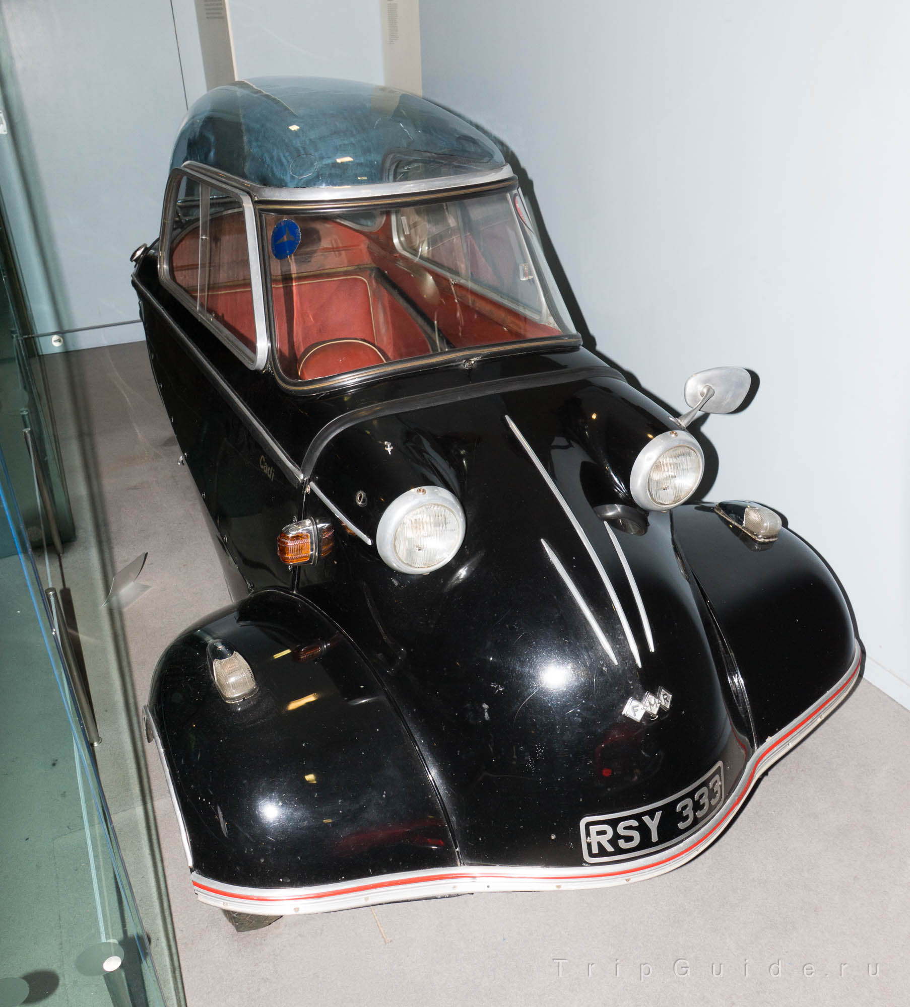 Messerschmitt KR200 De Luxe, 1960 г. — имеет корпус, напоминающий фюзеляж самолета, а пластиковая шарообразная крыша отсылает нас к военным самолетам