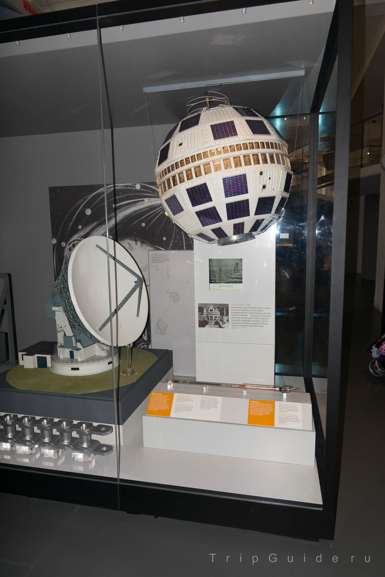 Искусственный спутник «Телстар» («Telstar») был выведен на орбиту в 1962 г. и обеспечивал первую телевизионную трансляцию из США в Европу и первые телефонные звонки через космос
