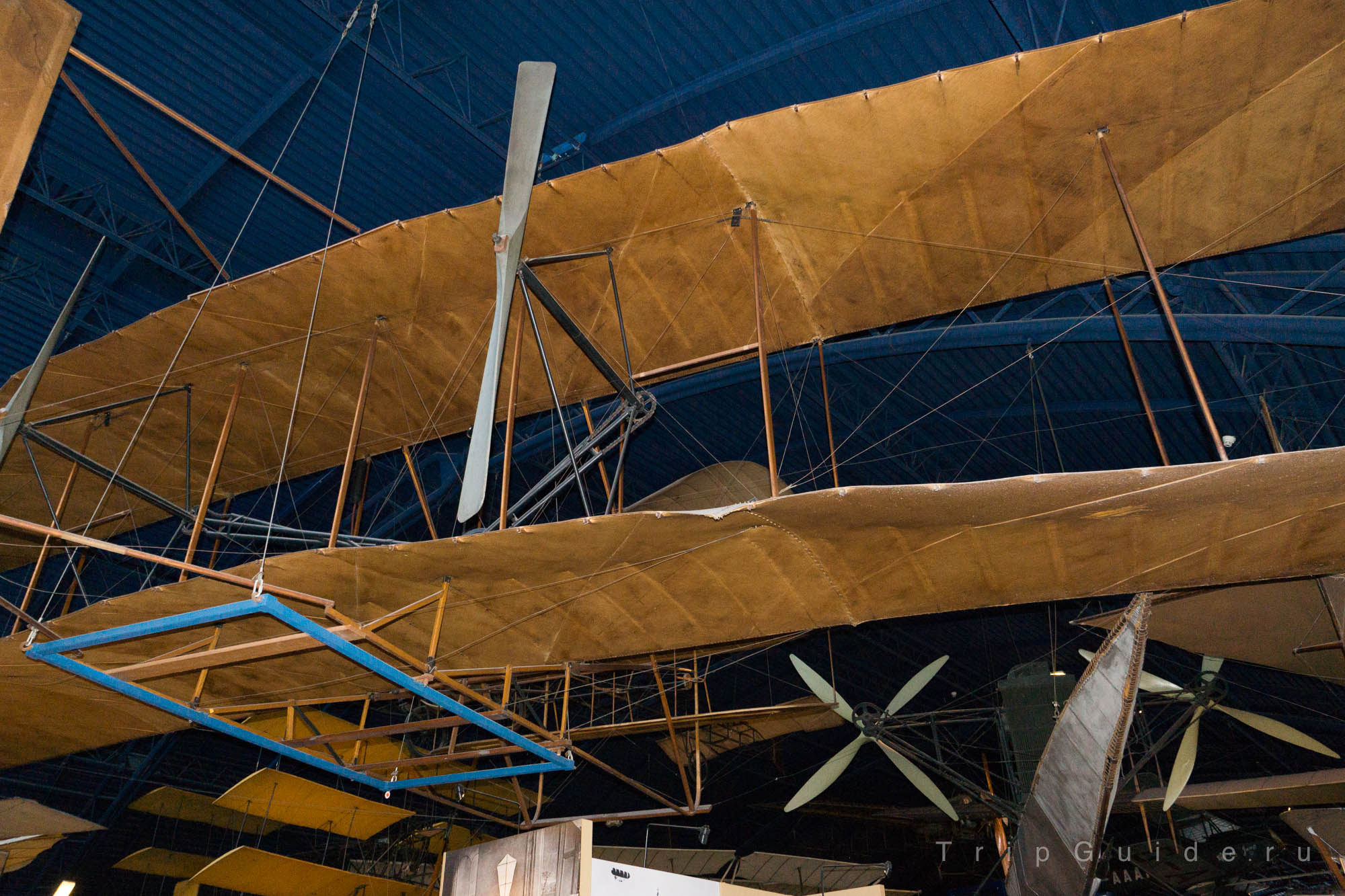 Самолет Братьев Райт (Wright Flyer), реплика — на этом самолете в 1903 году был совершен первый полет на тяге двигателя (пролетел вперед и совершил посадку на той же высоте, что взлетал)