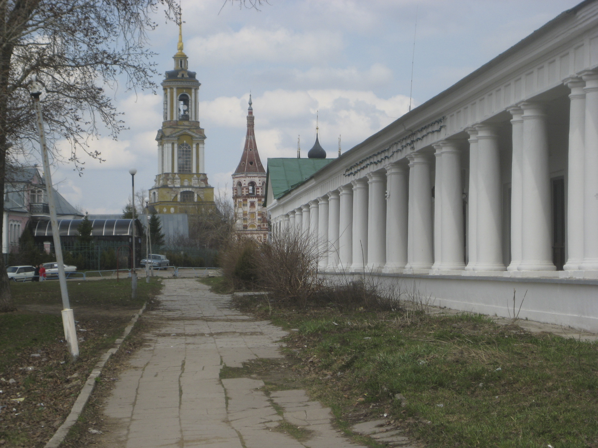 Гостиный двор, колокольня Антипиевской церкви и Преподобенская колокольня Ризоположенского монастыря