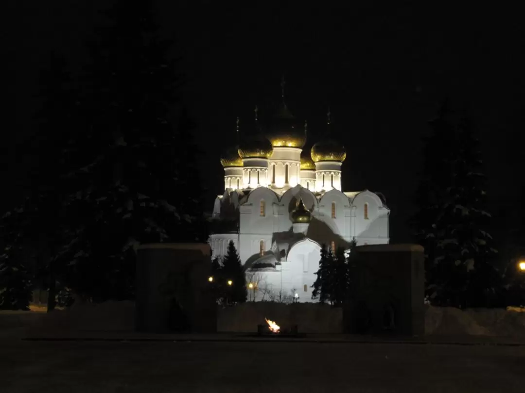Успенский кафедральный собор ночью в Ярославле