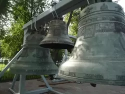 Колокола возле Успенского собора в Ярославле Колокола возле Успенского собора в Ярославле