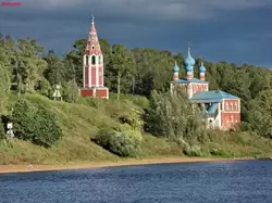Казанская церковь в Тутаеве, вид с борта круизного теплохода Казанская церковь в Тутаеве, вид с борта круизного теплохода