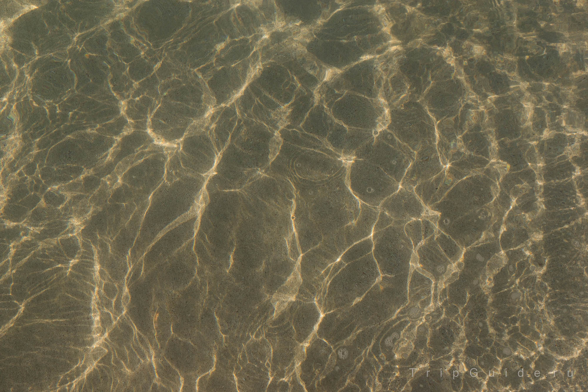 Прозрачная вода и песочек
