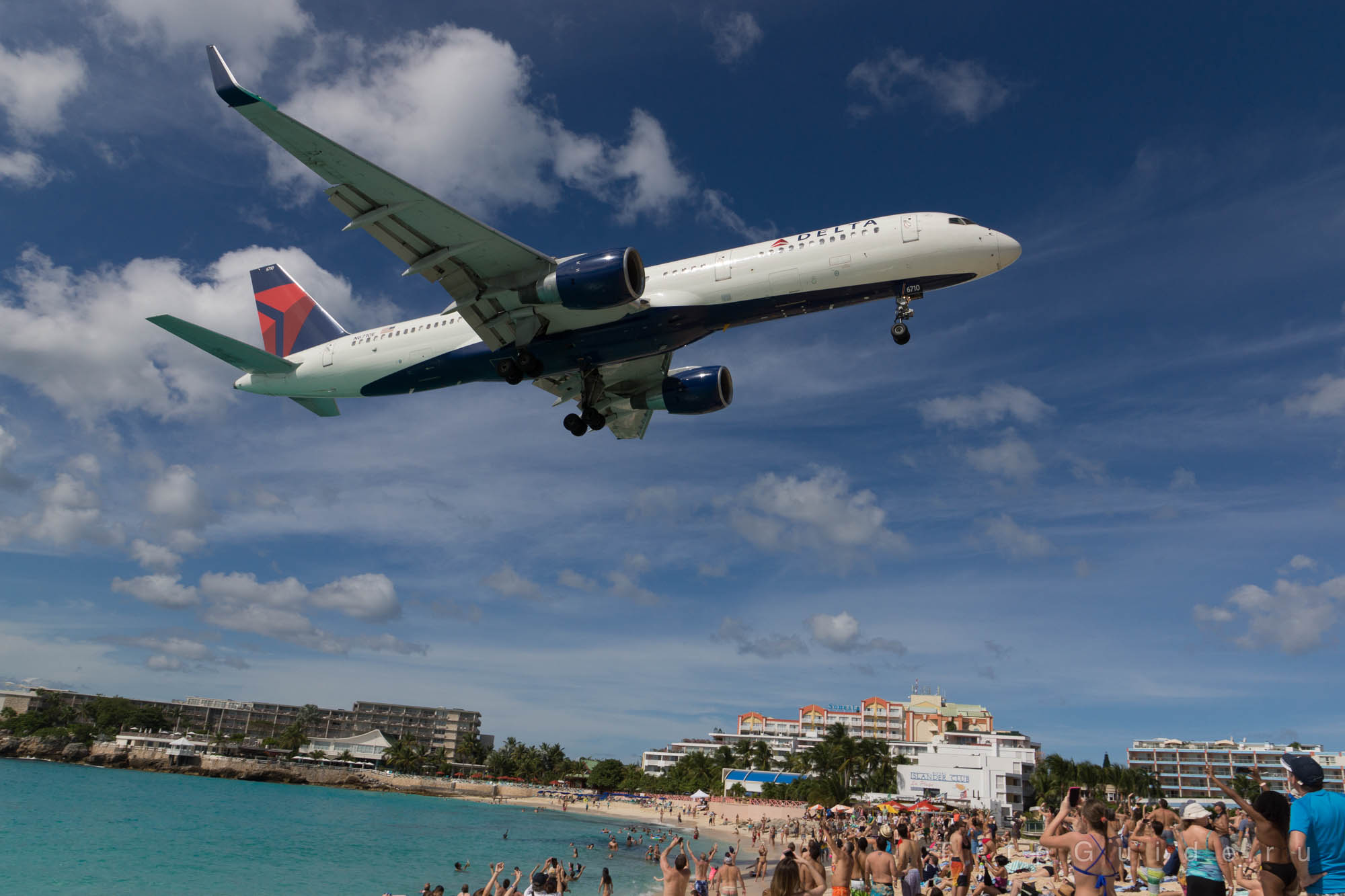 Самолет Boeing 757 над пляжем Махо